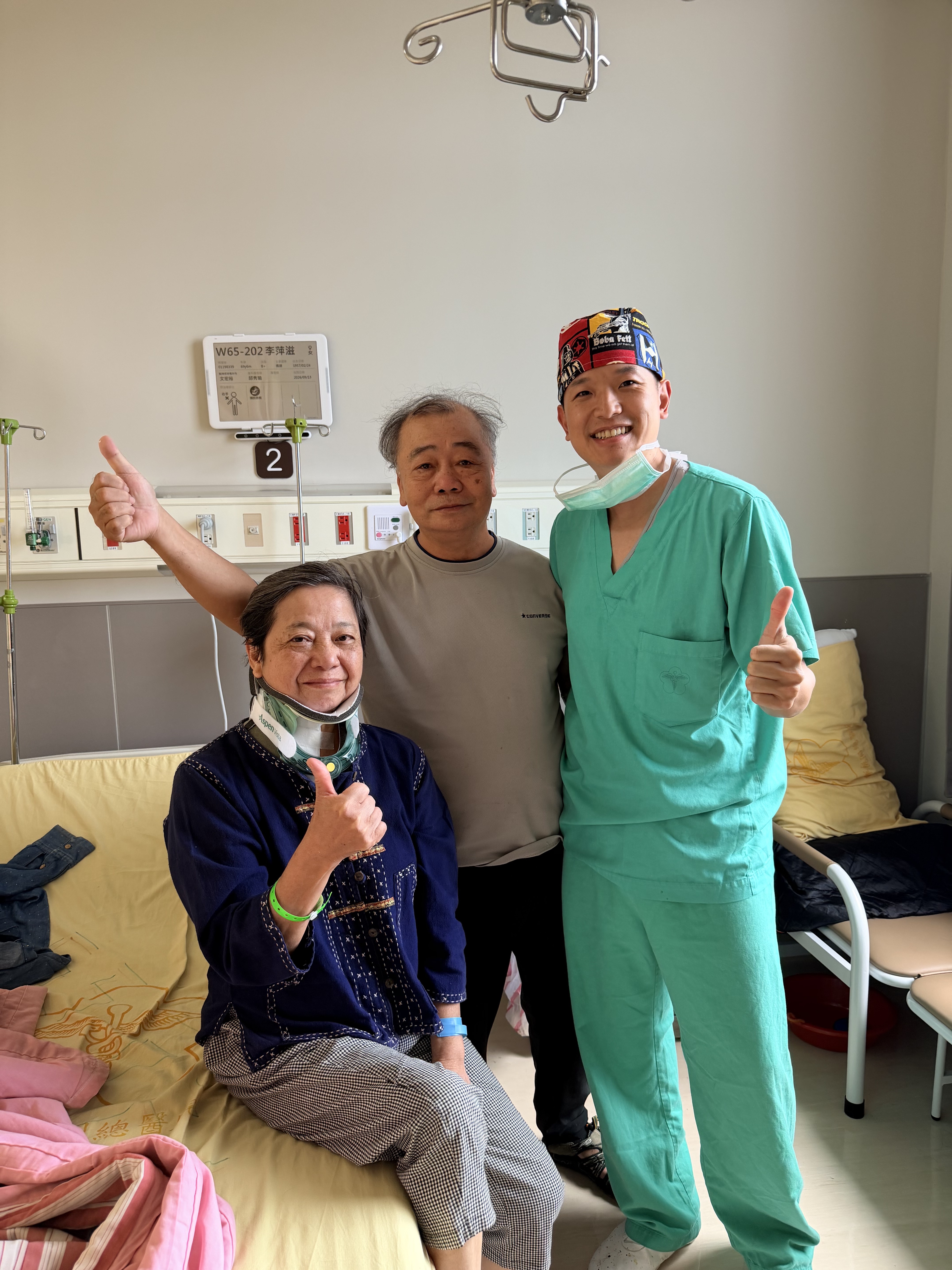 術後恢復中的李女士與先生和文宏裕醫師合照